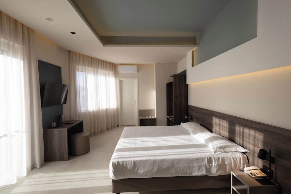 SUPERIOR, DOUBLE OR TWIN BED