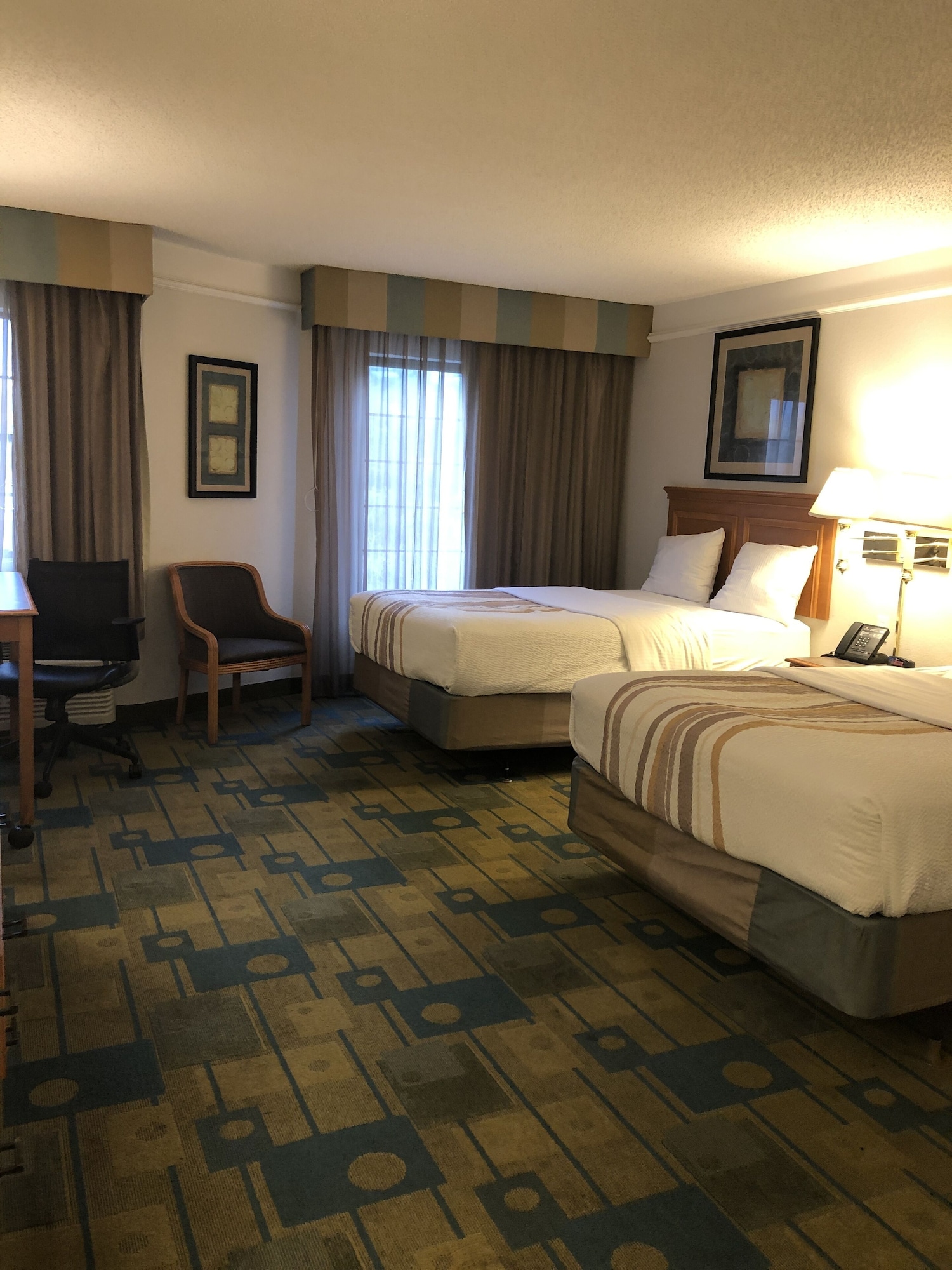غرفة بسريرين مزدوجين بإطلالة على المسبح لذوي الإعاقة، La Quinta Inn by Wyndham Austin Oltorf 2/5