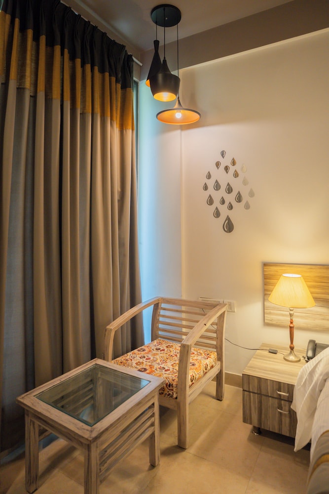 Ahuja Residency Parklane 17/50