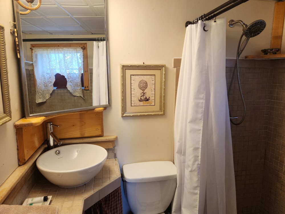 Lily Garden Bed and Breakfast 27/28