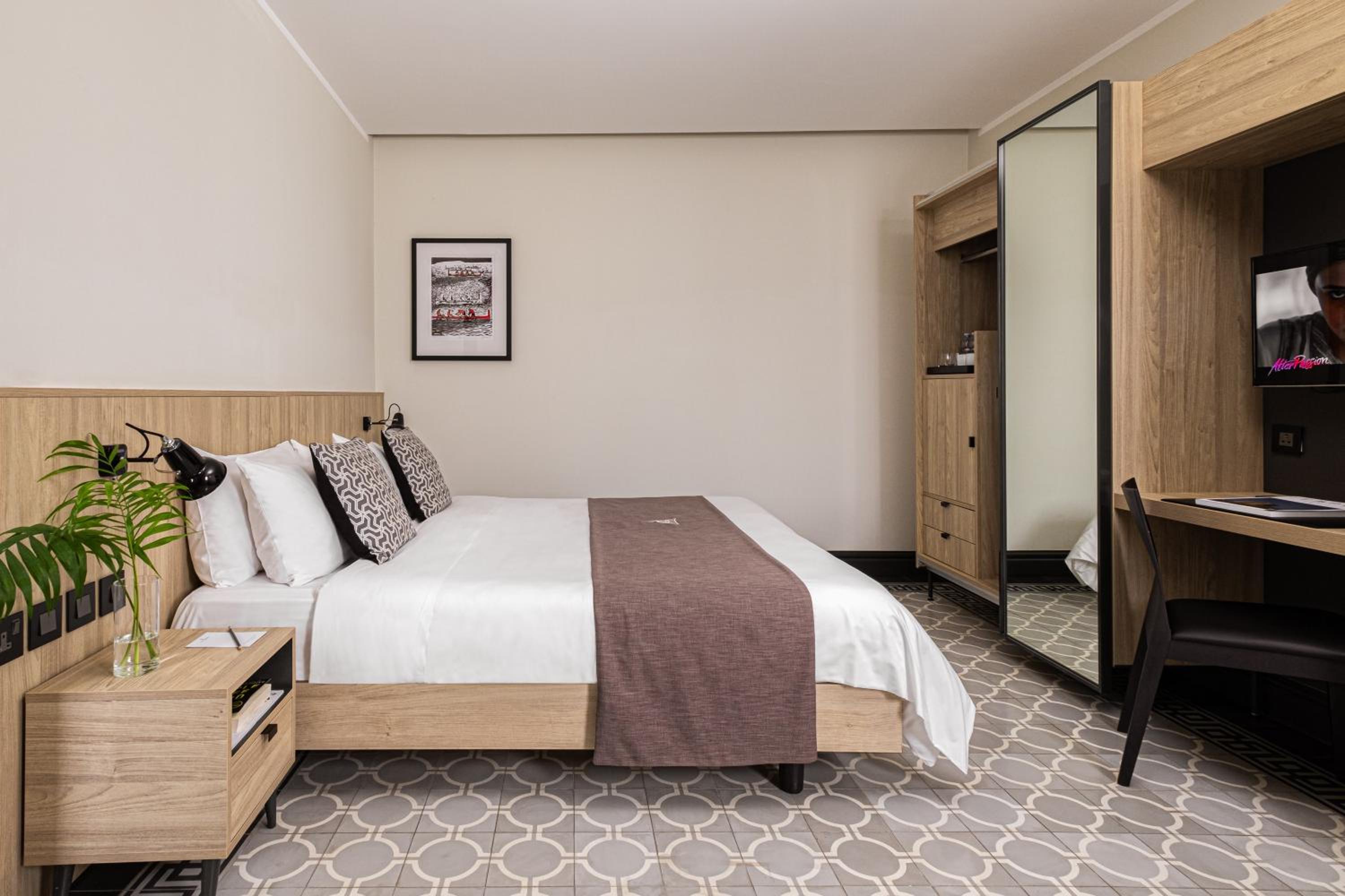 ROOM, DOUBLE OR TWIN BED