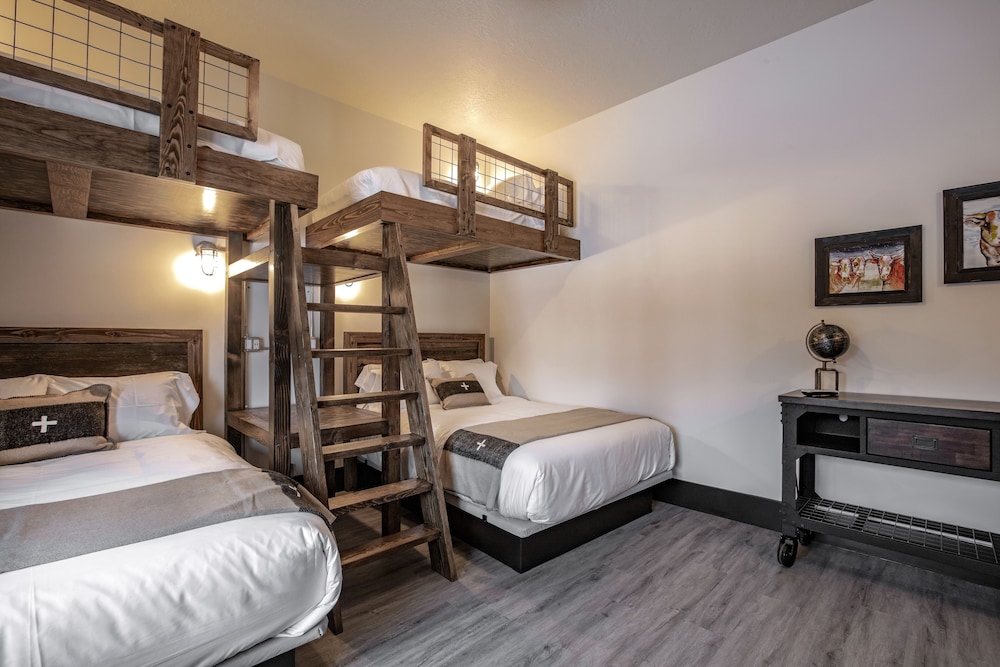 Compass Rose Lodge 13/25