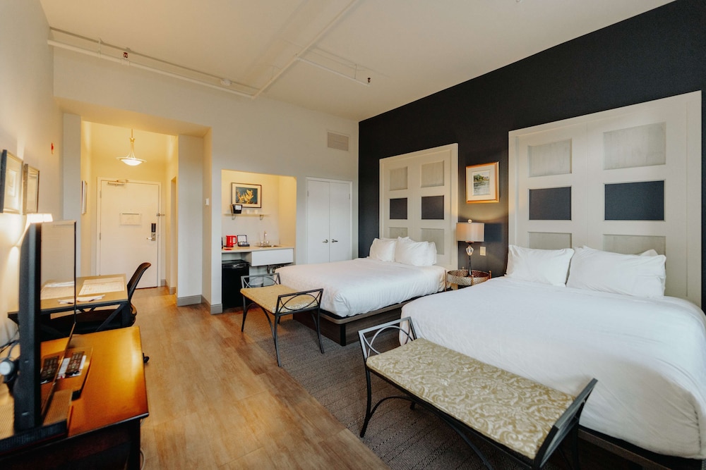 Standard, 2 Queen Beds, City View, No Elevator