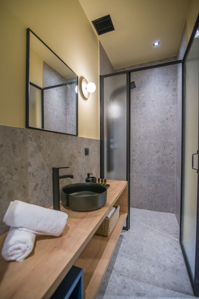 Metis Urbane Living Spaces 50/50