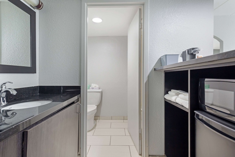 Clarion Hotel & Suites BWI Airport North 60/62