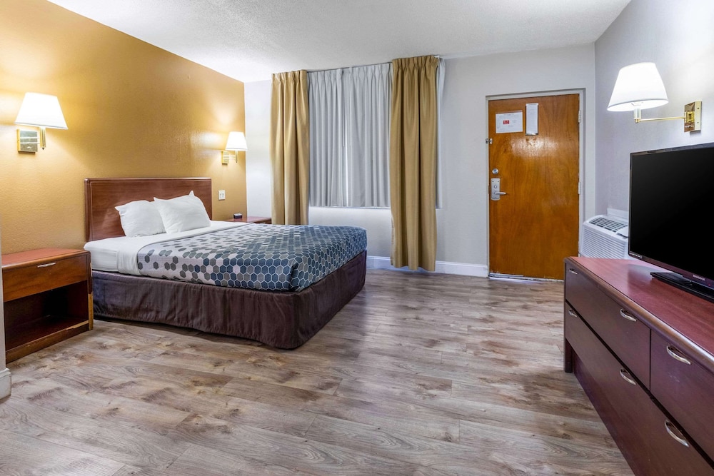 Econo Lodge Inn and Suites On The River 18/61
