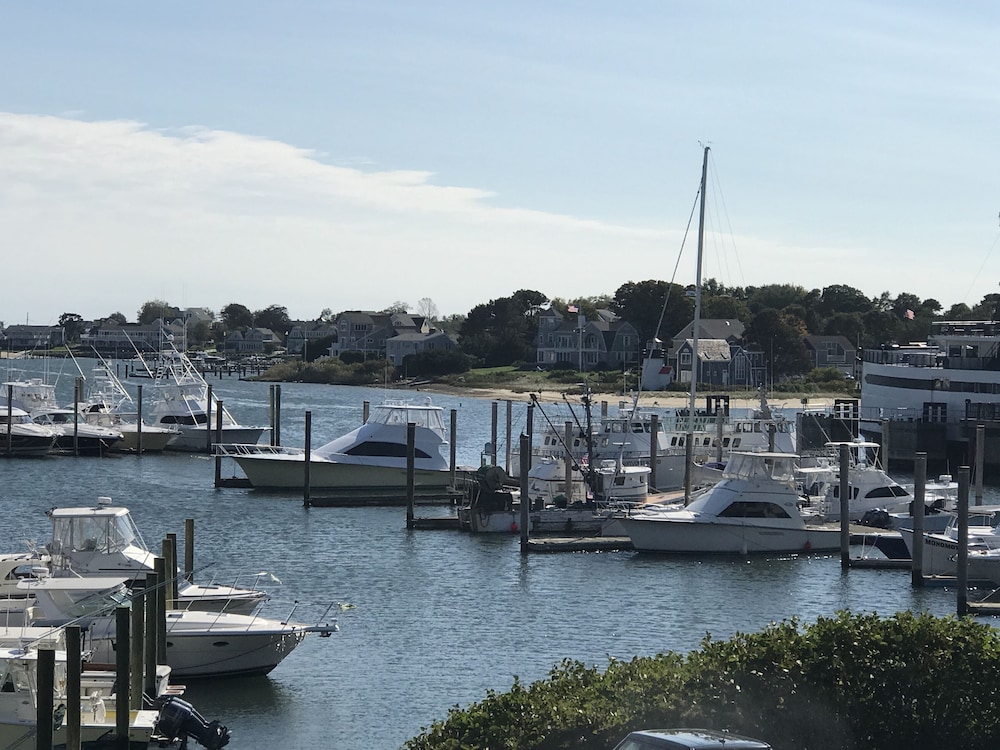 Anchor In Distinctive Waterfront Lodging 23/65