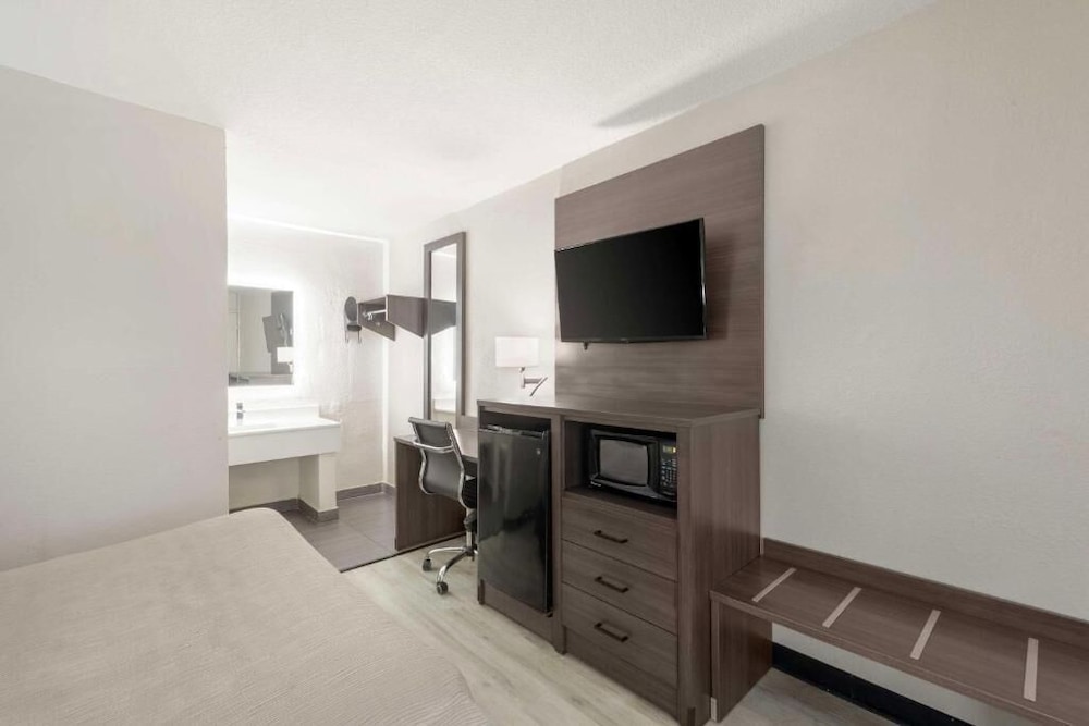 غرفة قياسية بسريرين كوين لذوي الإعاقة، Downtown Inn & Studio Suites 4/4