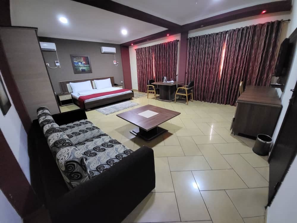 Carliza Hotel 3/21