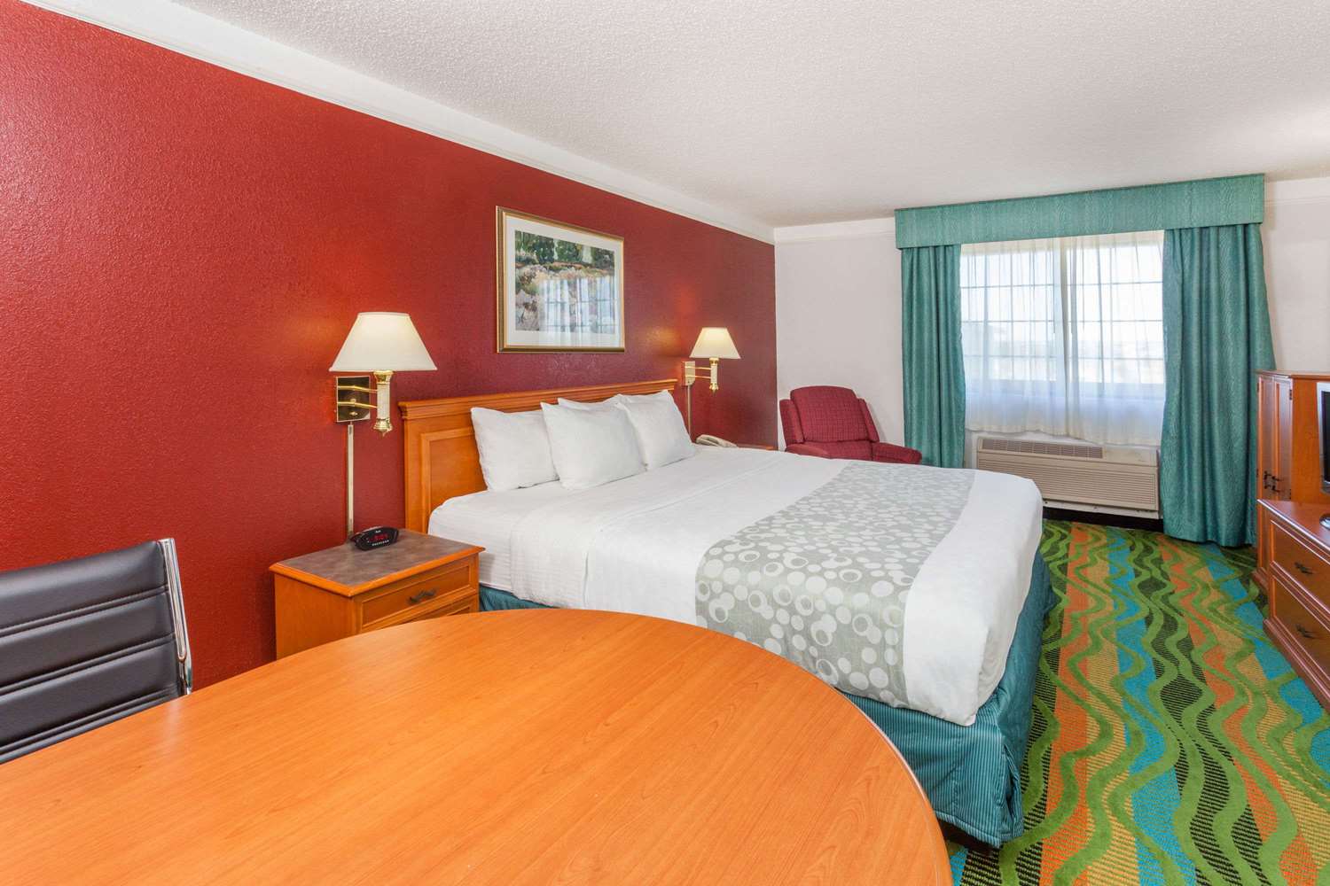 Days Inn & Suites by Wyndham Arlington Heights 13/36