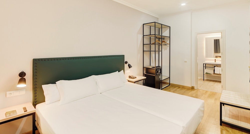 ROOM, TWIN BEDS