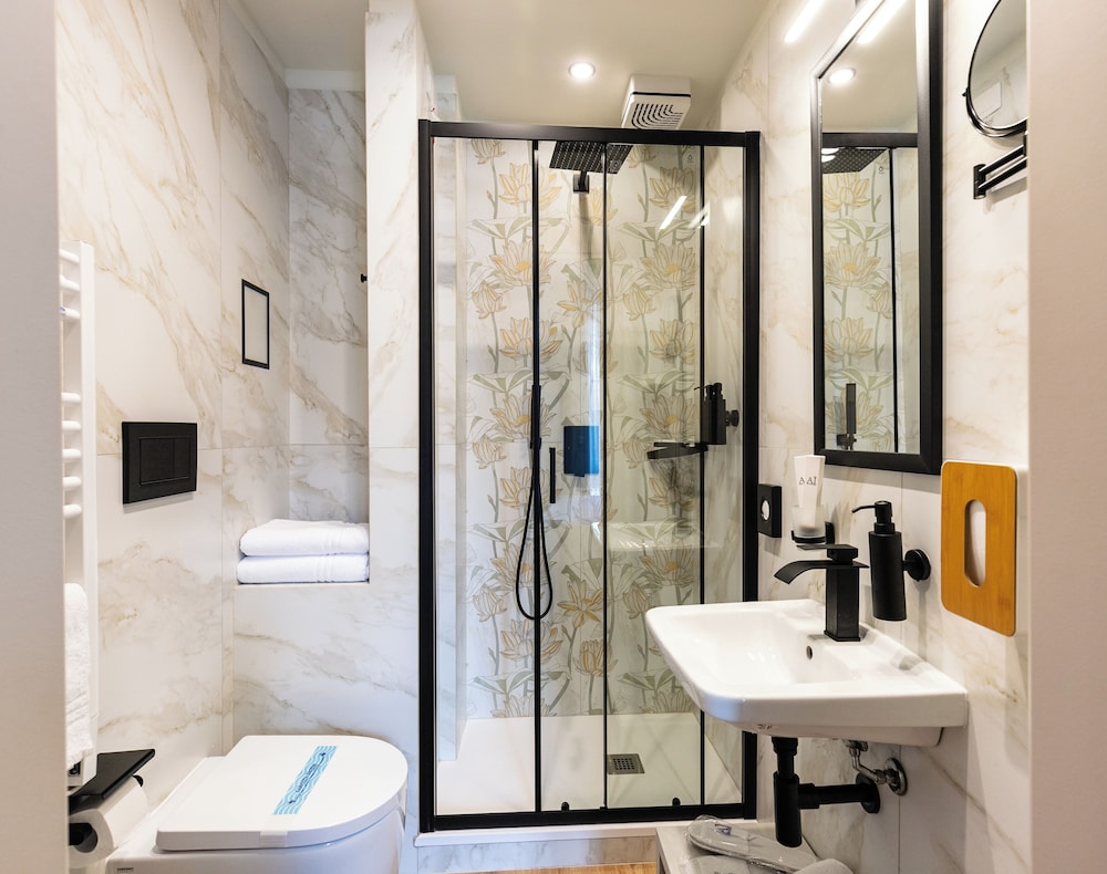 Aiello Hotels - Isola Design District 28/32