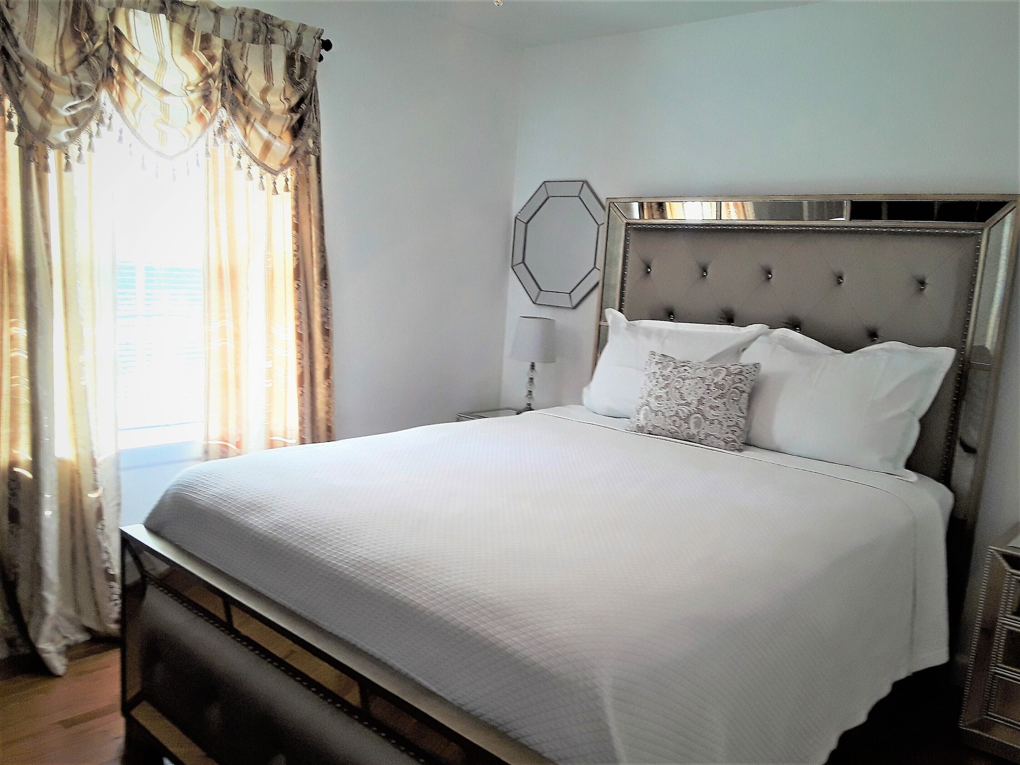SUITE, QUEEN BED