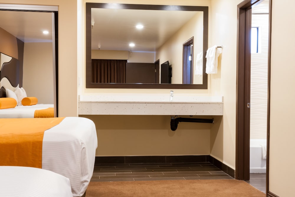 Redondo Pier Inn 23/24