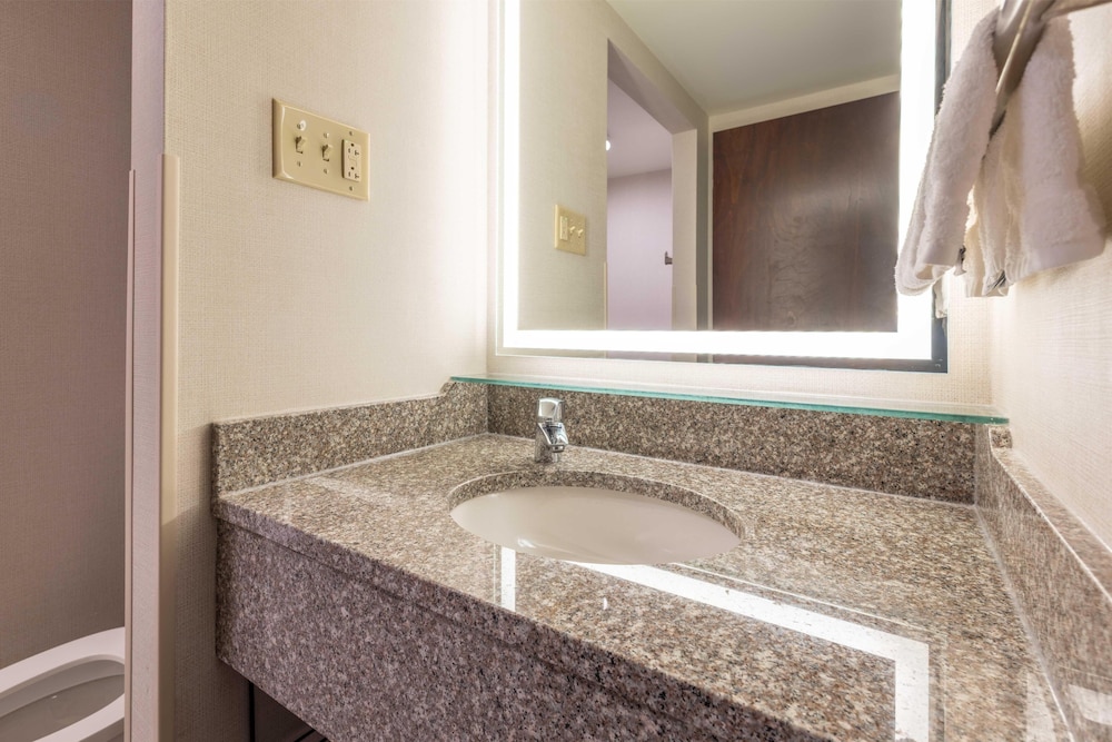 Drury Inn and Suites St Louis Airport 47/49