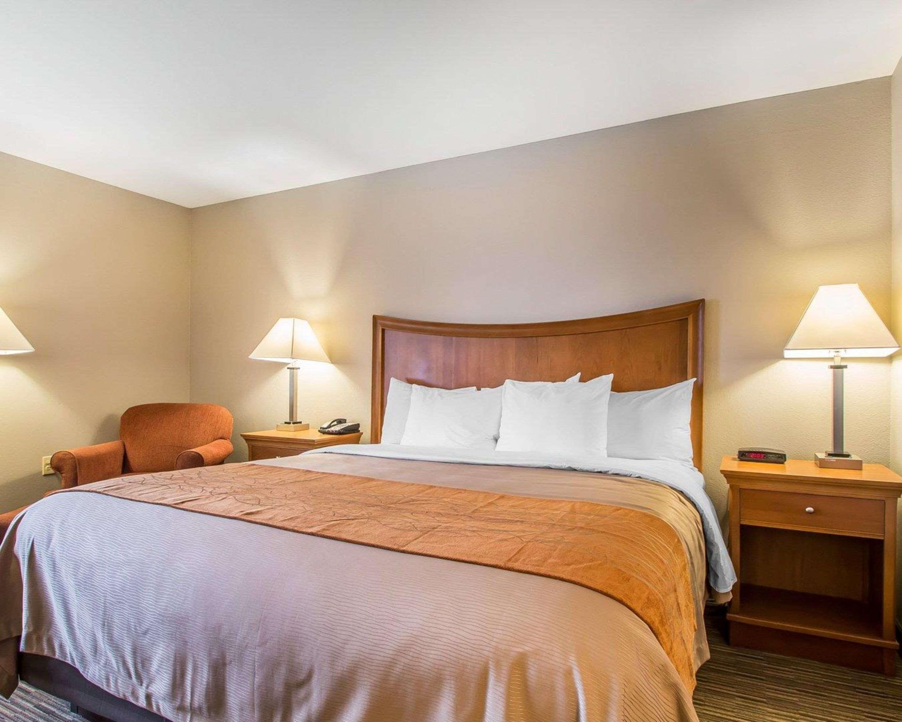 ROOM, KING BED