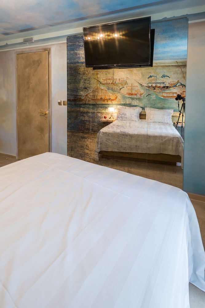 جناح فاخر بسرير كينج بإطلالة على الفناء بشرفة، Leda Suites 9/10