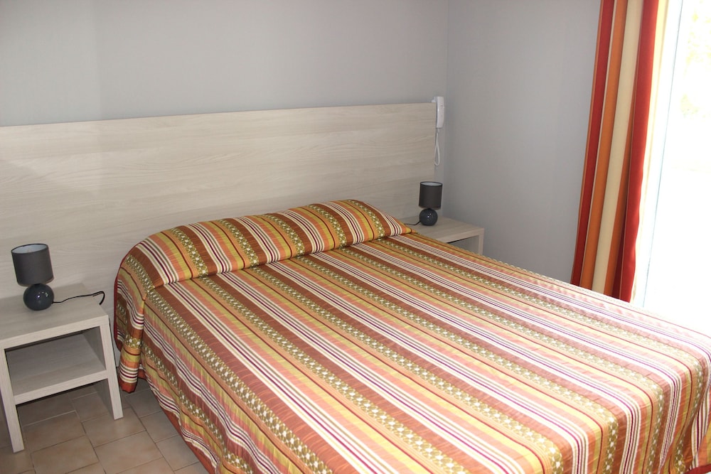 ROOM, DOUBLE OR TWIN BED