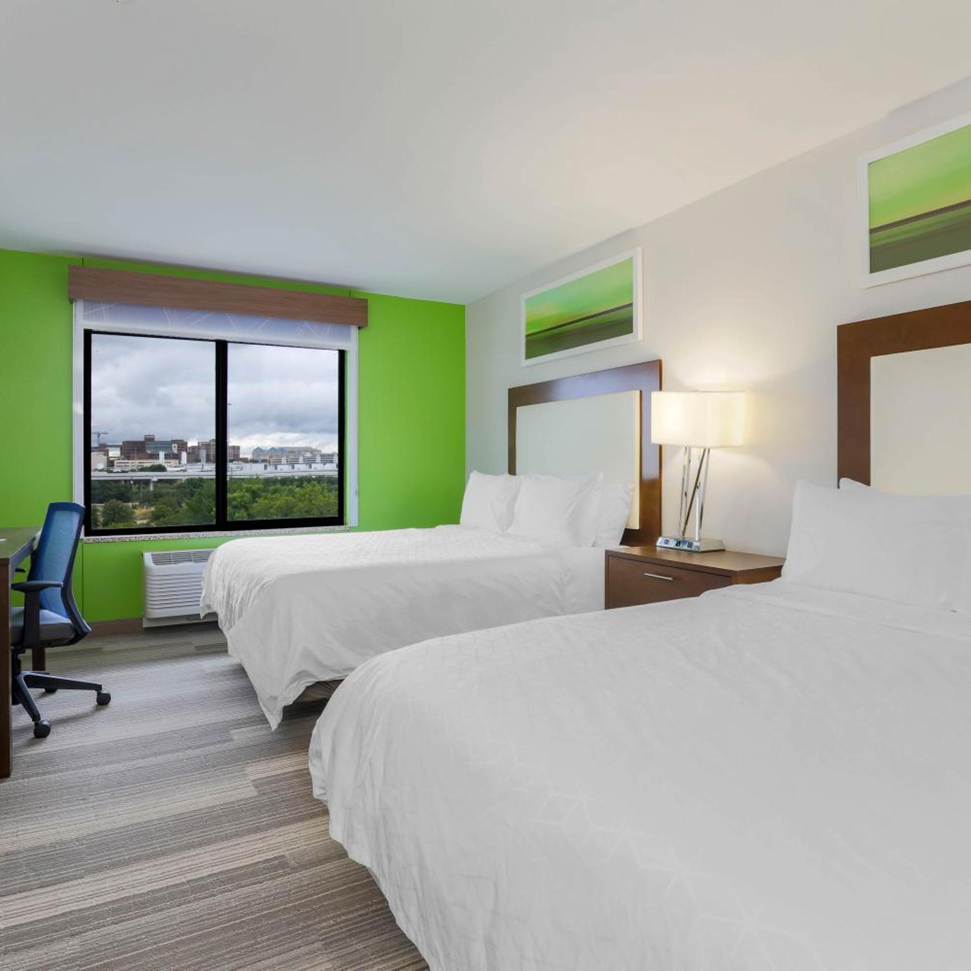 غرفة قياسية بسريرين كوين بإطلالة بحوض استحمام، Holiday Inn Express & Suites Downtown Fort Worth 2/2