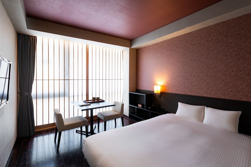SUPERIOR, QUEEN BED