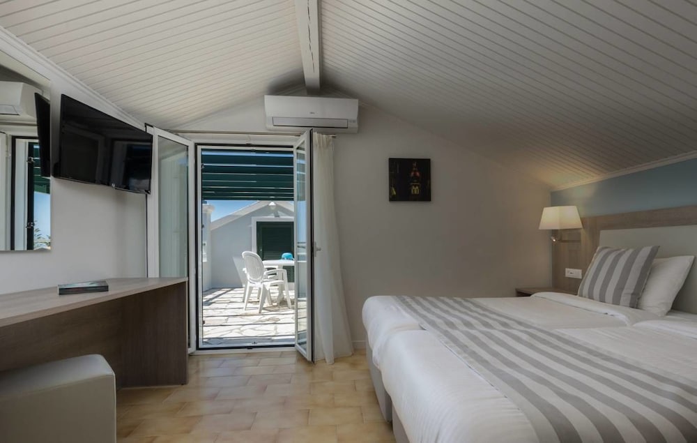 3 BEDROOMS, DUPLEX