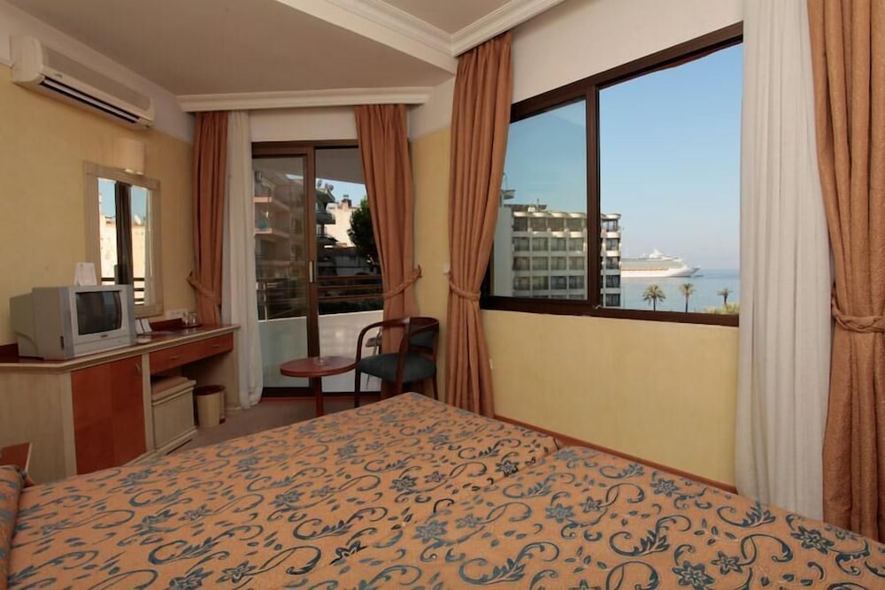 Palm Hotel 33/50