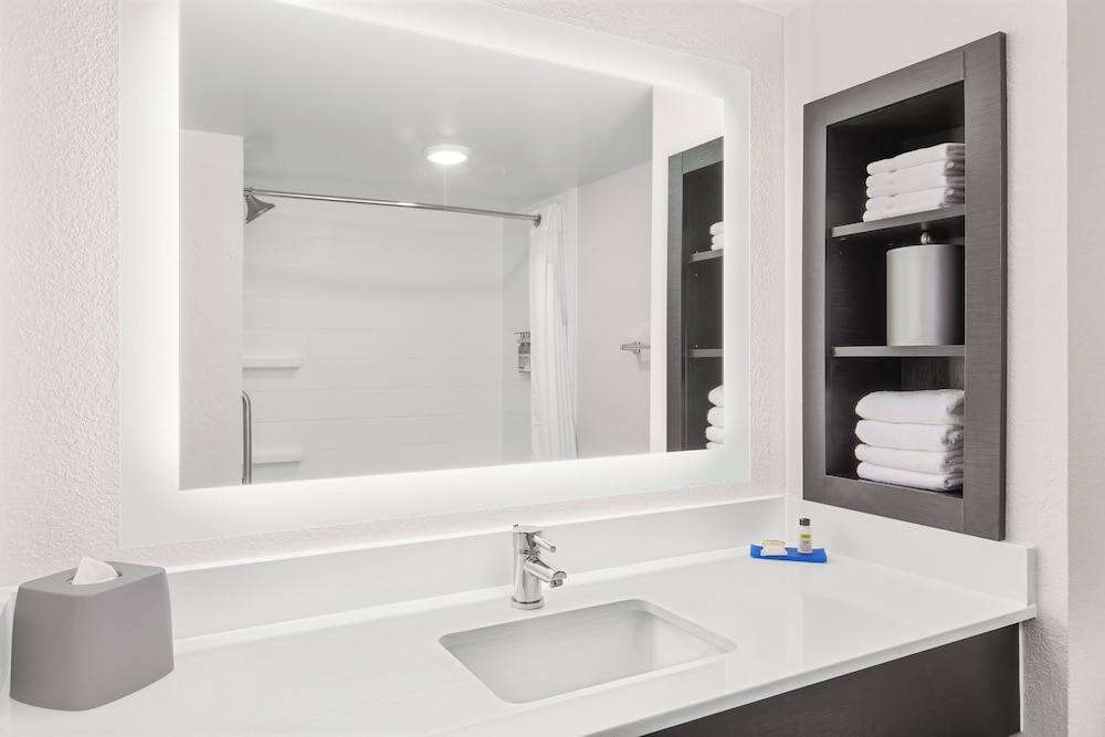 Holiday Inn Express Hotel And Suites Greenville I 85 Woodruff Rd 68/72