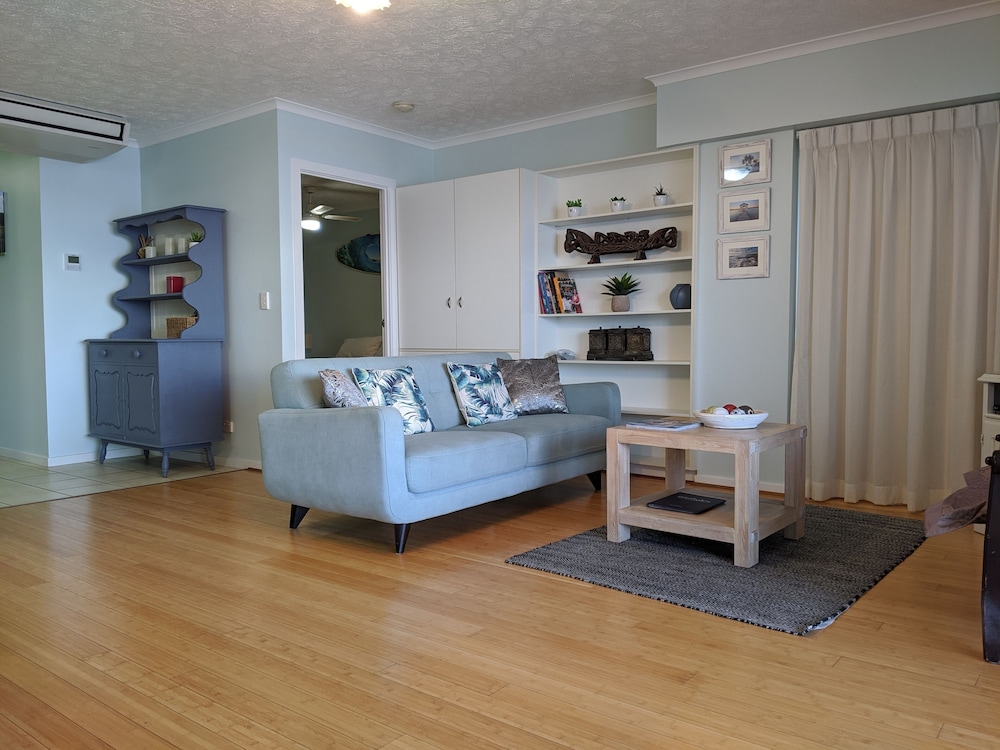 MOORINGS BEACH RESORT 20/77