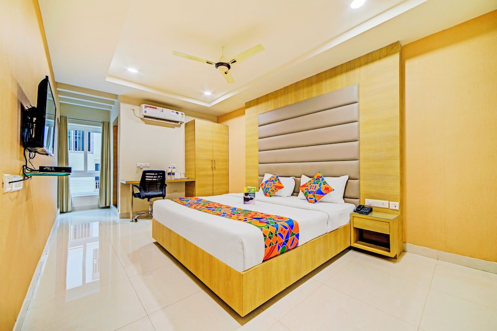 Oyo 14745 Veeraj Suites 17/50