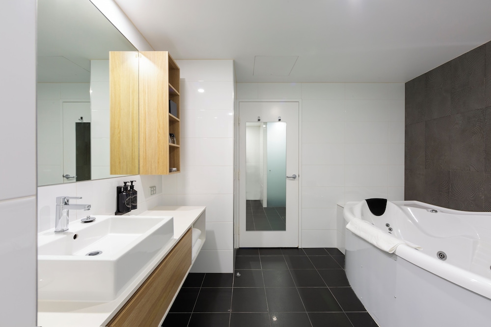 AVENUE HOTEL CANBERRA 59/59