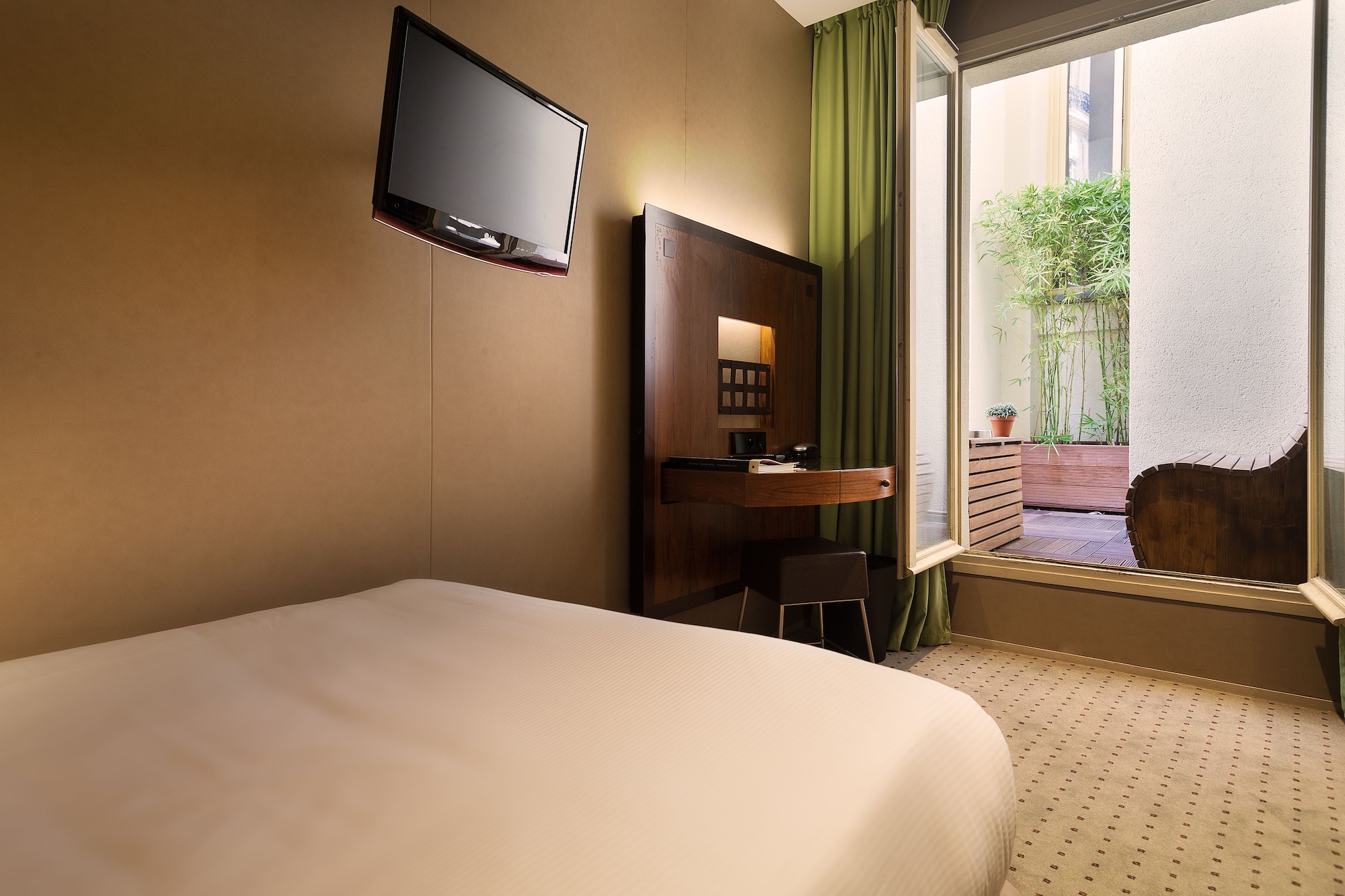 ROOM, SINGLE