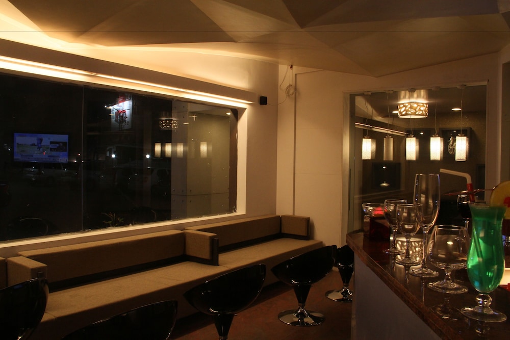 THE MANOR HOTEL 8/49