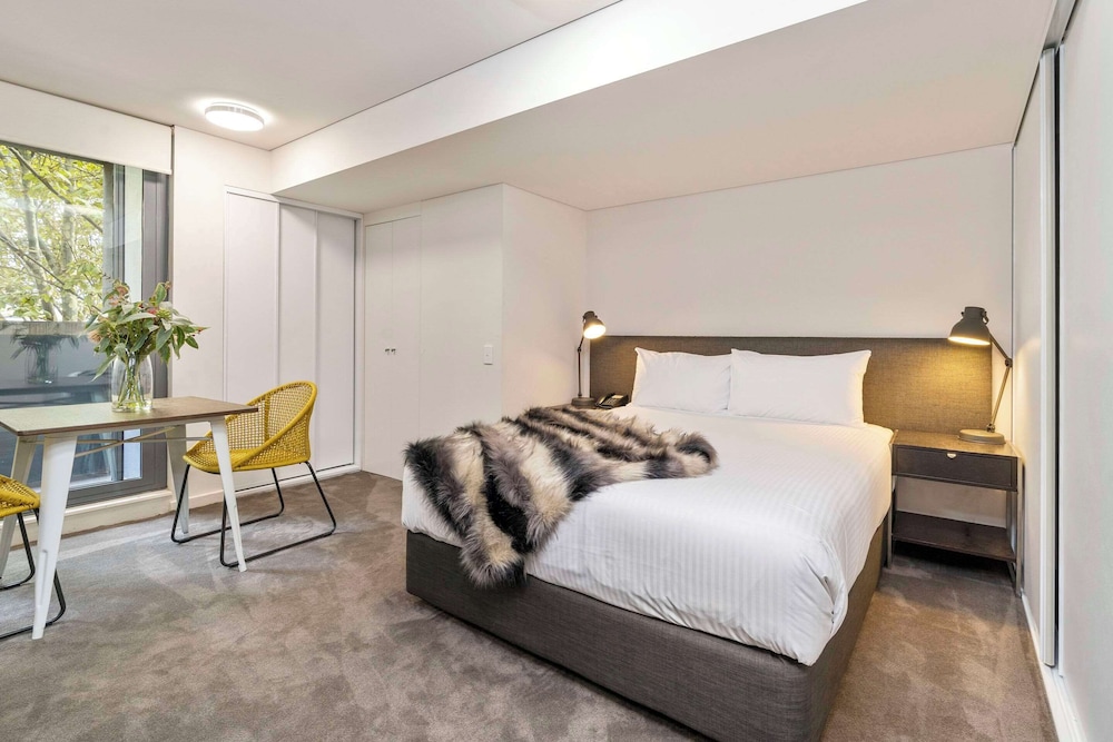 STANDARD, QUEEN BED