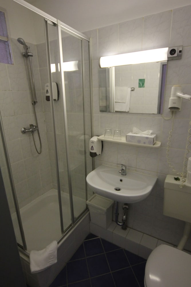 Hotel Carlton 9/50