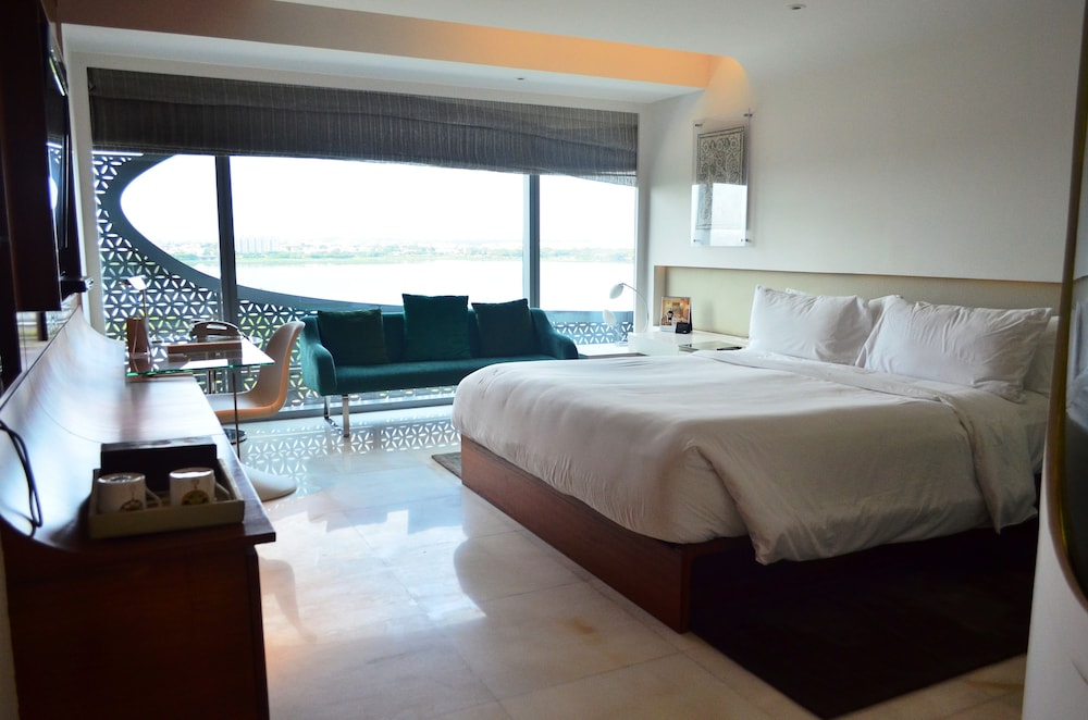 ROOM, LAKE VIEW