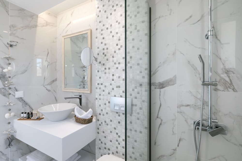 White Pearls Luxury Suites - Adults Only 68/69