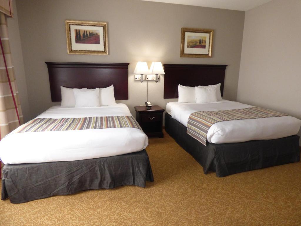 EFFICIENCY, SUITE, 1 SINGLE AND 2 QUEEN BEDS