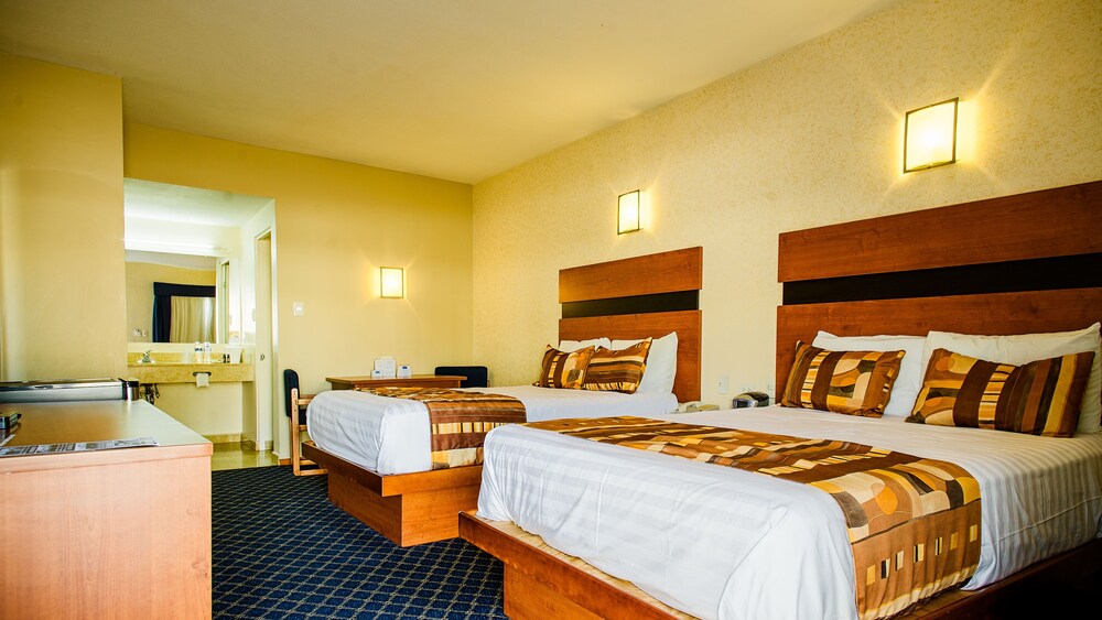 American Inn Hotel Suites Delicias 14/38