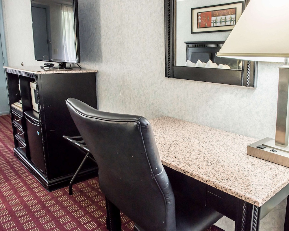 Quality Inn & Suites Gibsonia - Pittsburgh North PA 60/68