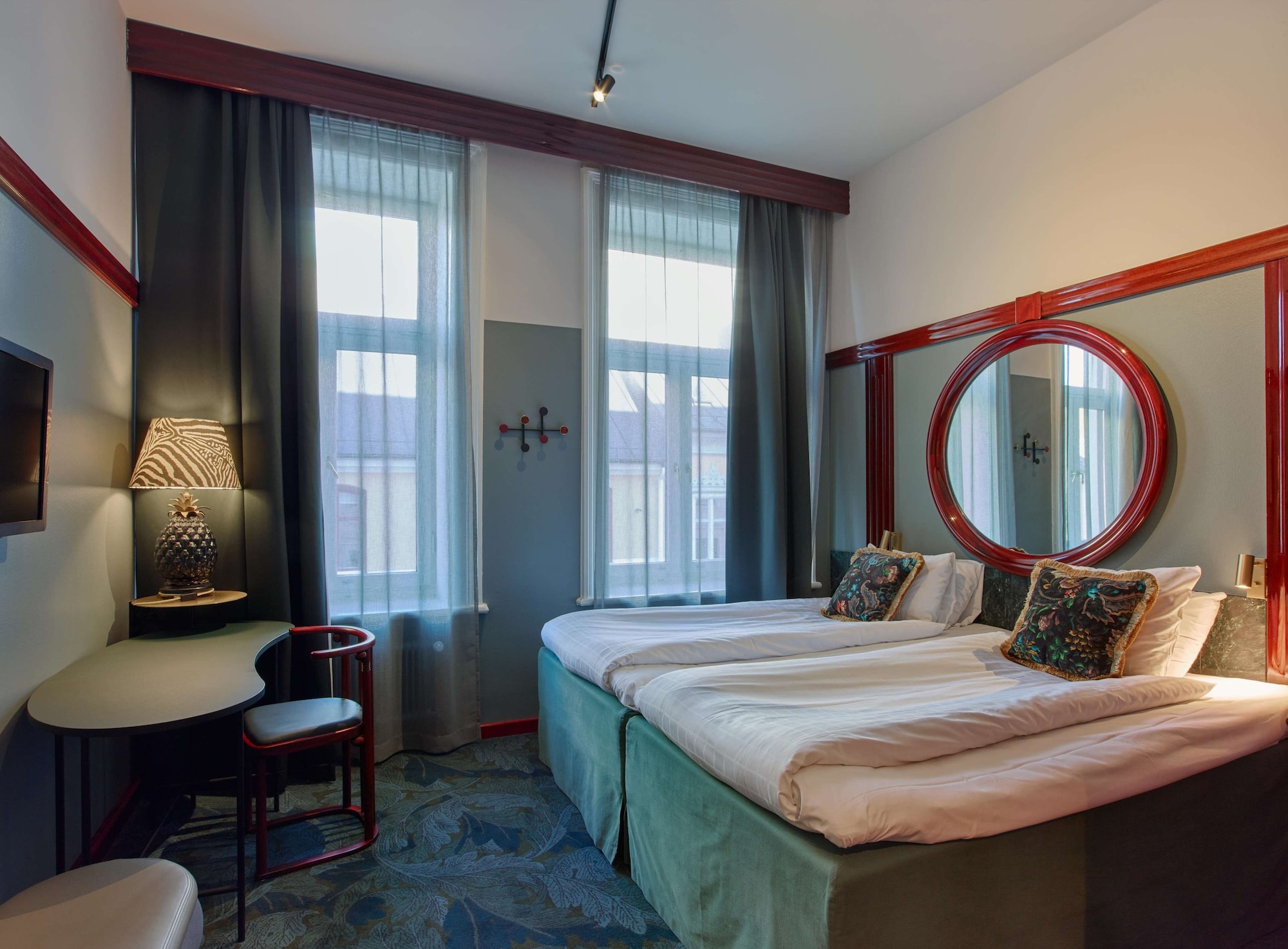 ROOM, TWIN BEDS