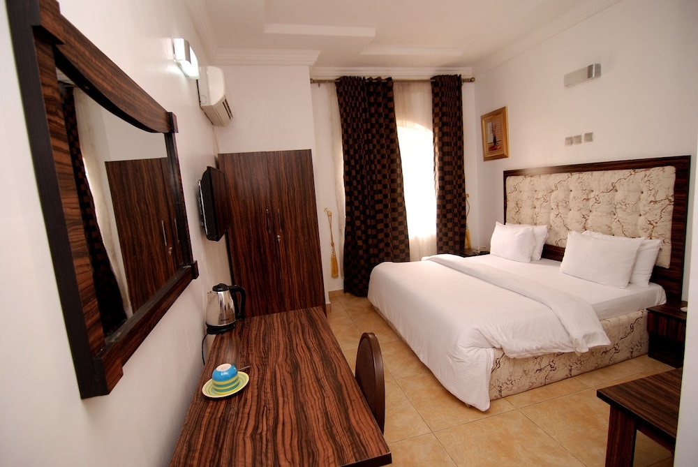 The Grosvenor Suite 8/47