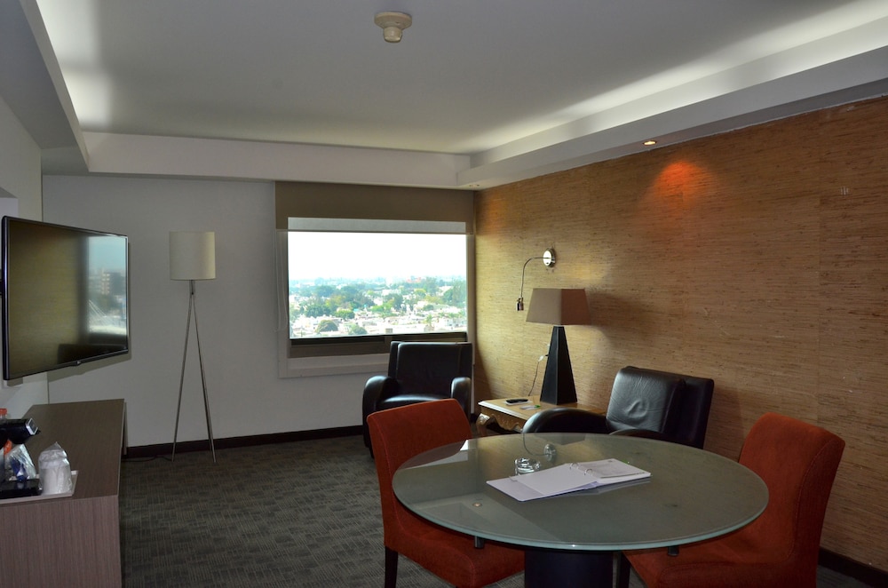 HOLIDAY INN SELECT GUADALAJARA 48/72