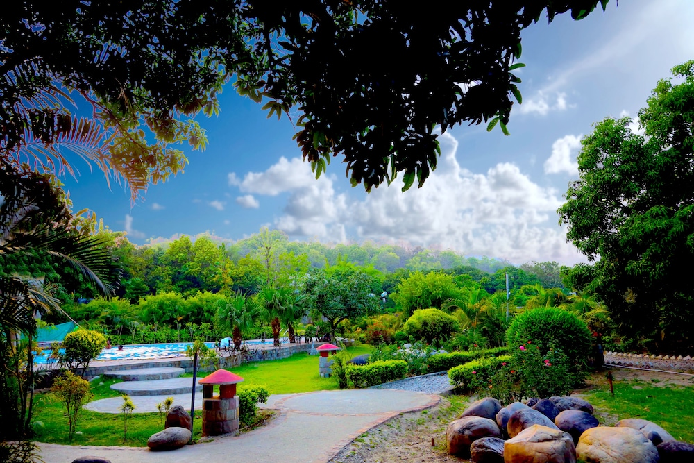 CORBETT WILD RESORT 26/50