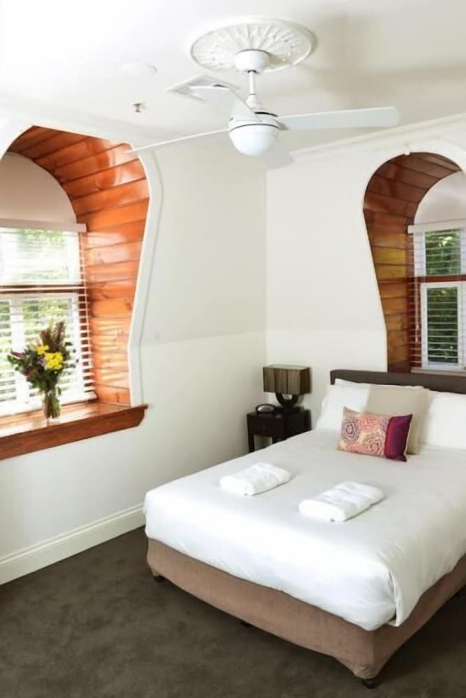 The Grand Hotel Healesville 10/47