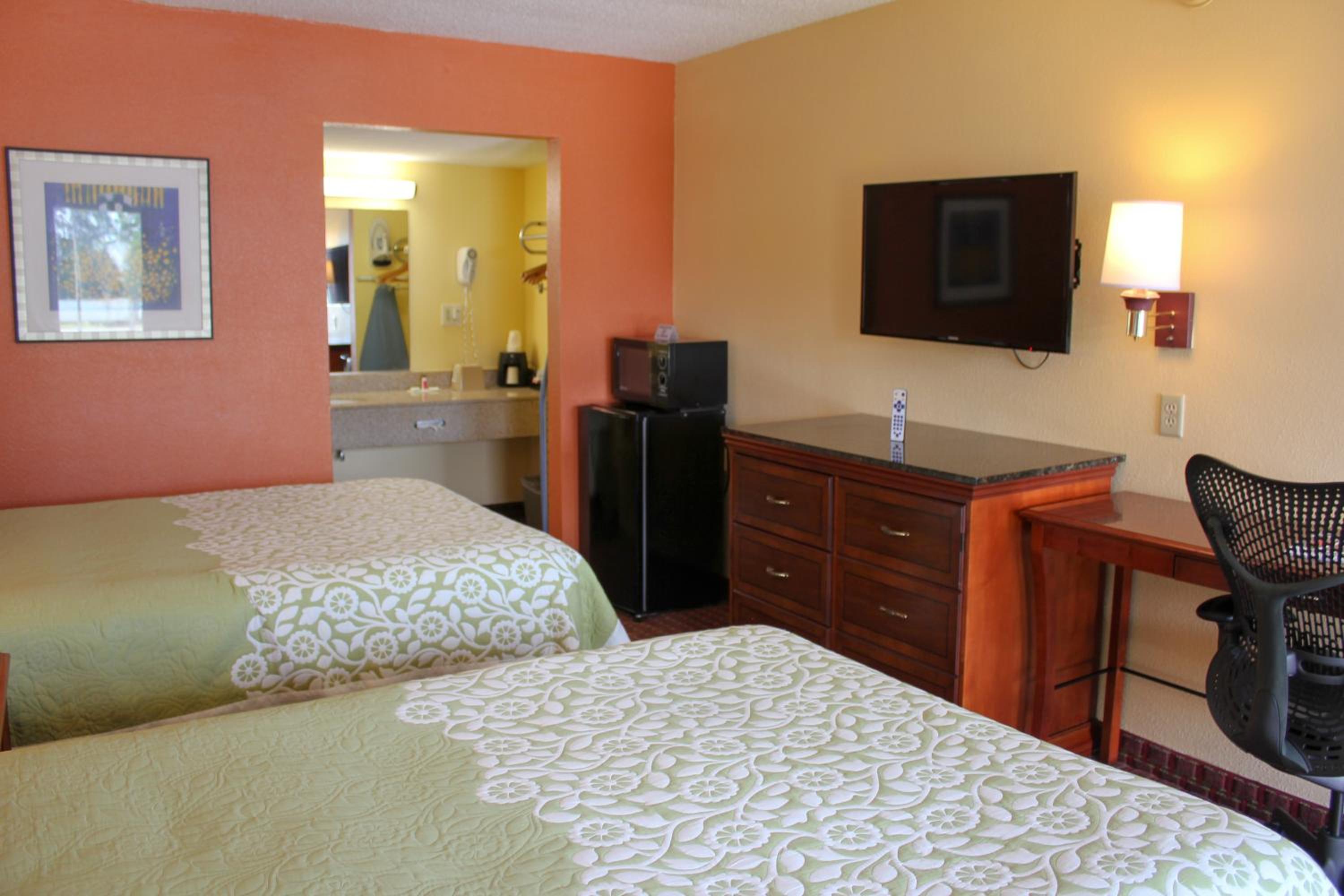 Rose Garden Inn & Suites 18/25