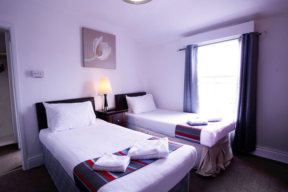 The Broadway Hotel 29/69