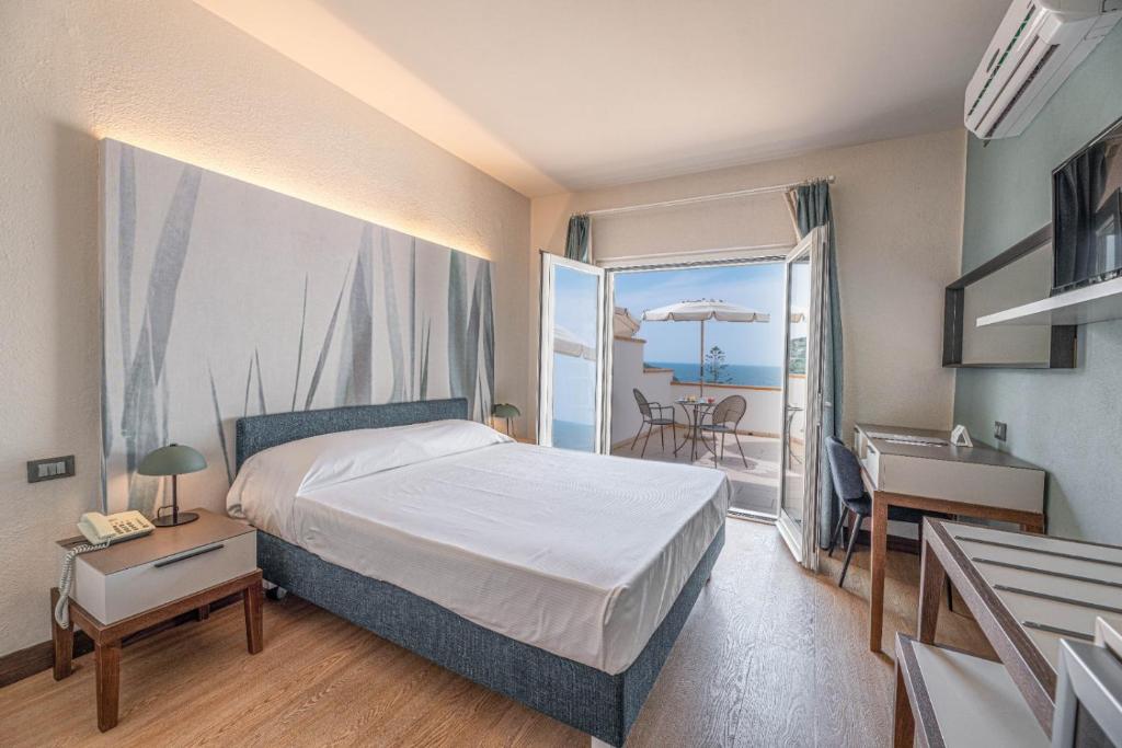 Room, Double Bed, Sea View, Balcony 2/4