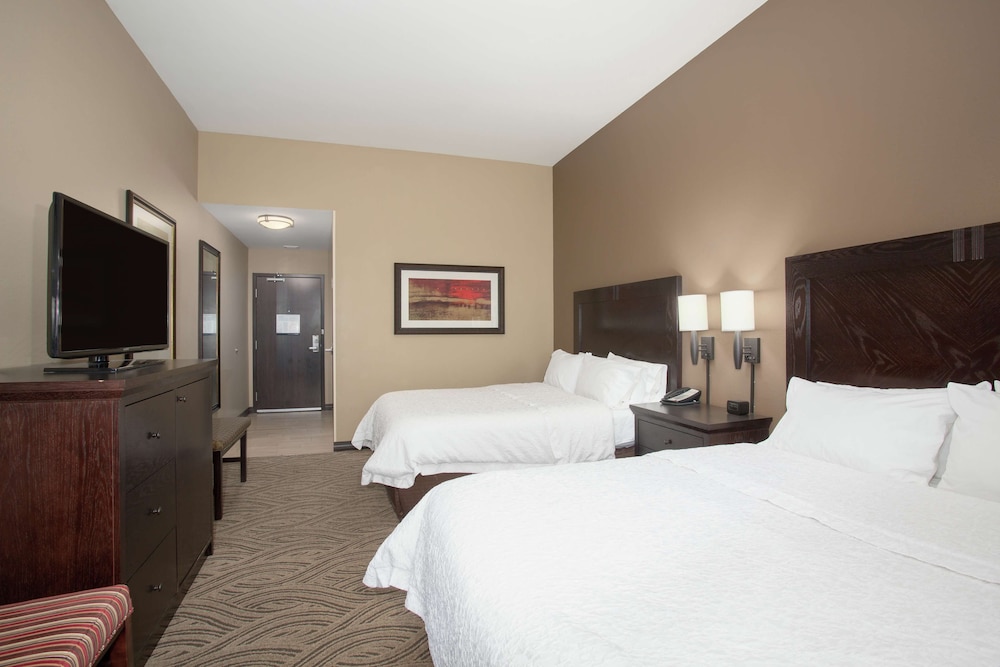 Hampton Inn & Suites I-35/ Mulvane 16/51
