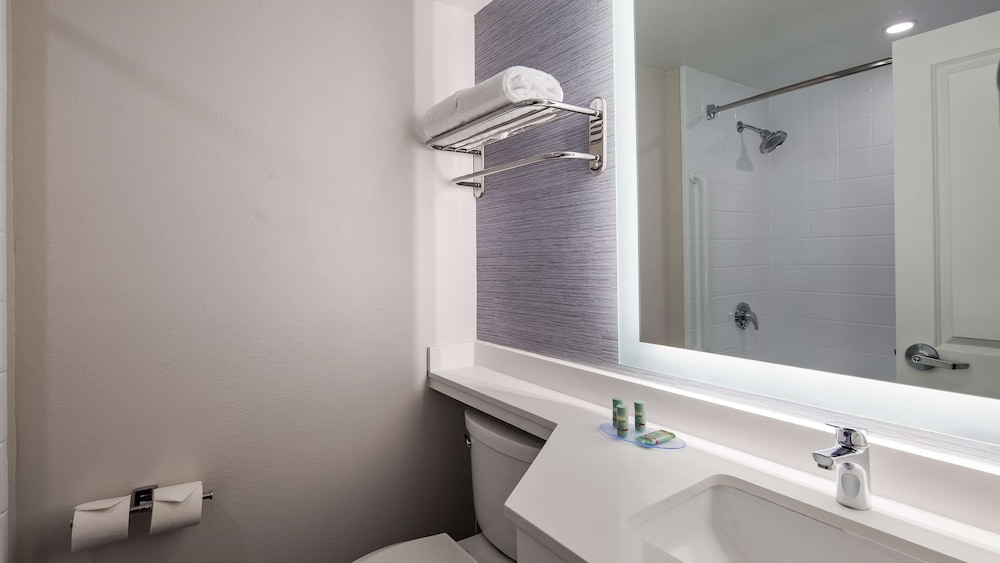 غرفة مفردة بسرير كوين مع أريكة، Best Western Paramus Hotel & Suites 8/9