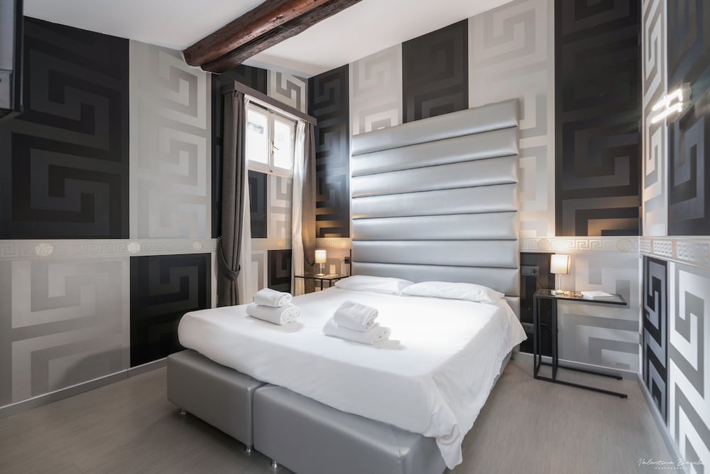 ROOM, DOUBLE OR TWIN BED